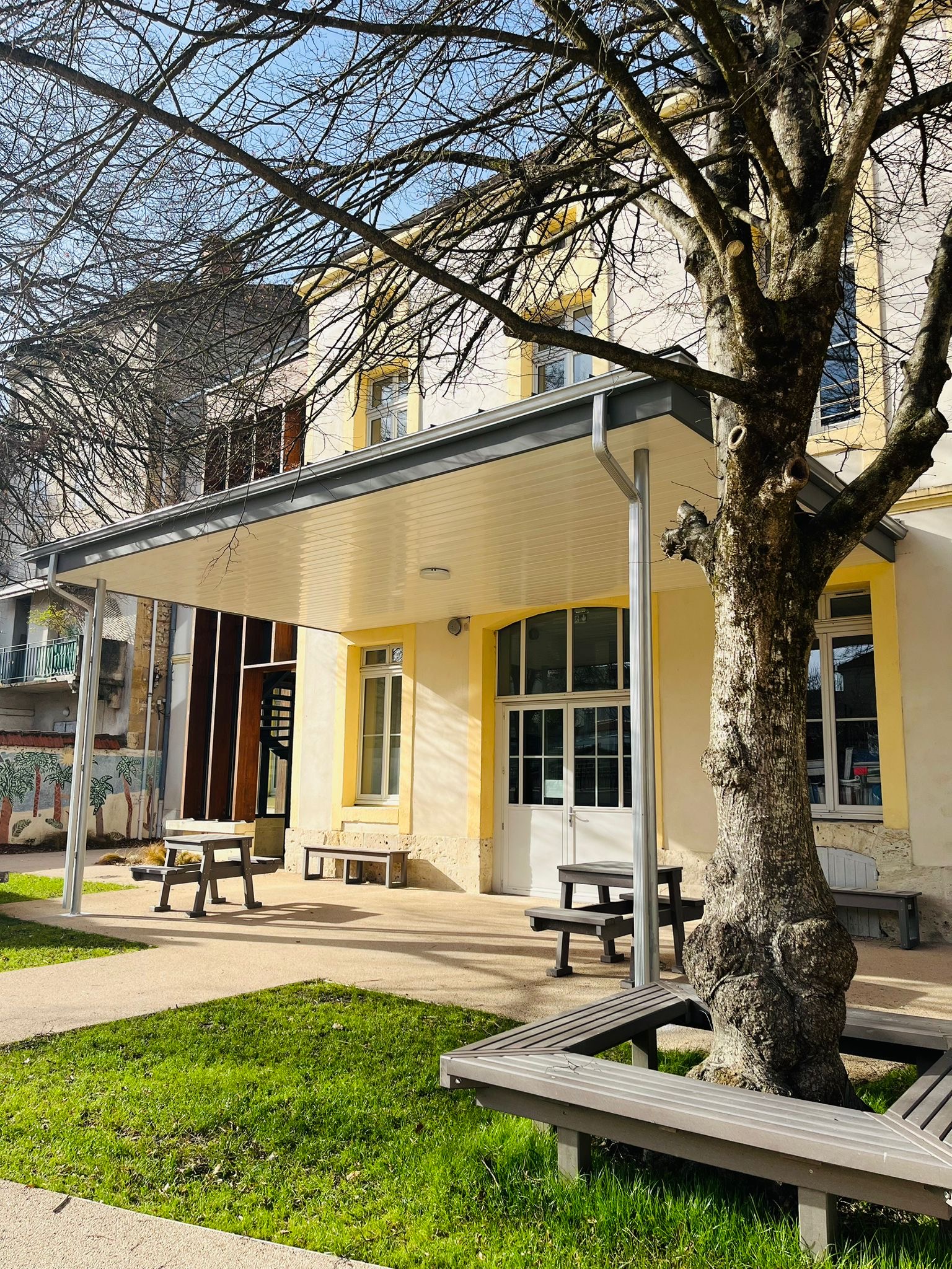 Carport et terrasse extérieure