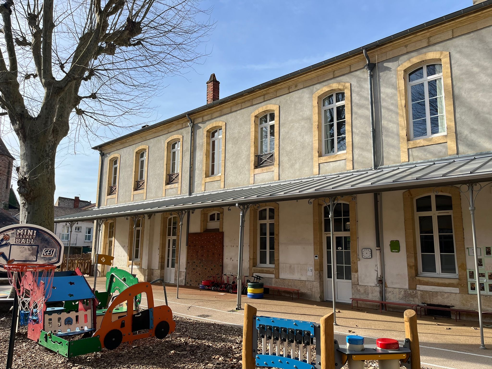 Carport et terrasse extérieure