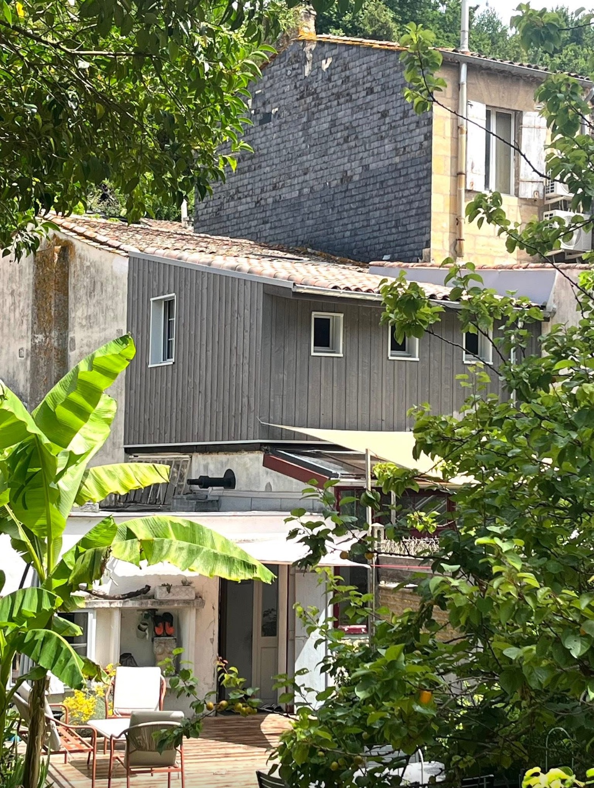 Carport et terrasse extérieure